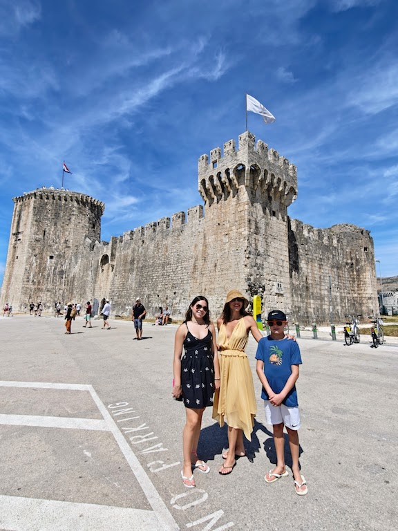 Trogir, ao fundo Castelo de Kamerlengo
