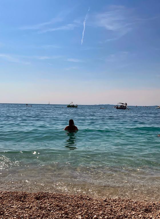 Praia de Mala Raduca em Primosten, Croácia