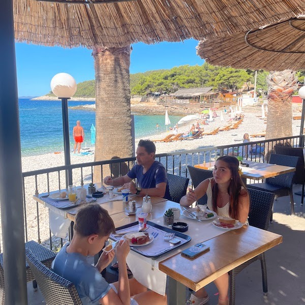 Café-da-manhã servido na varanda
