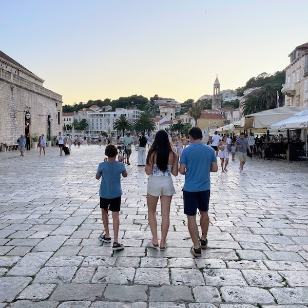 Caminhando pelas ruas de pedra da "old town" de Hvar, Croácia