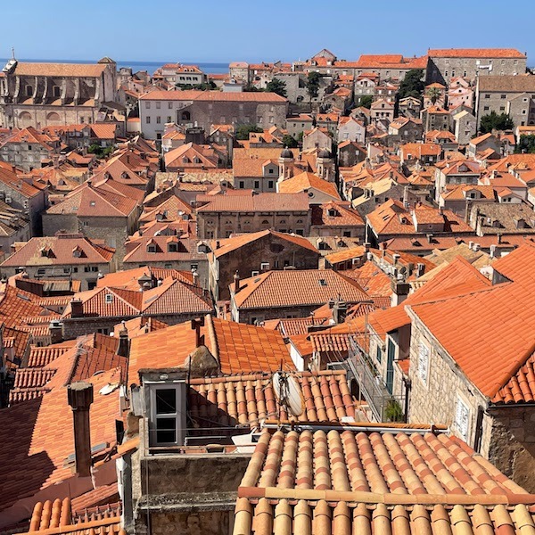 Do alto da muralha, telhados da cidade de Dubrovnik, Croácia