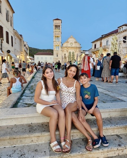 Ao fundo Catedral de São Estevão, Hvar, Croácia