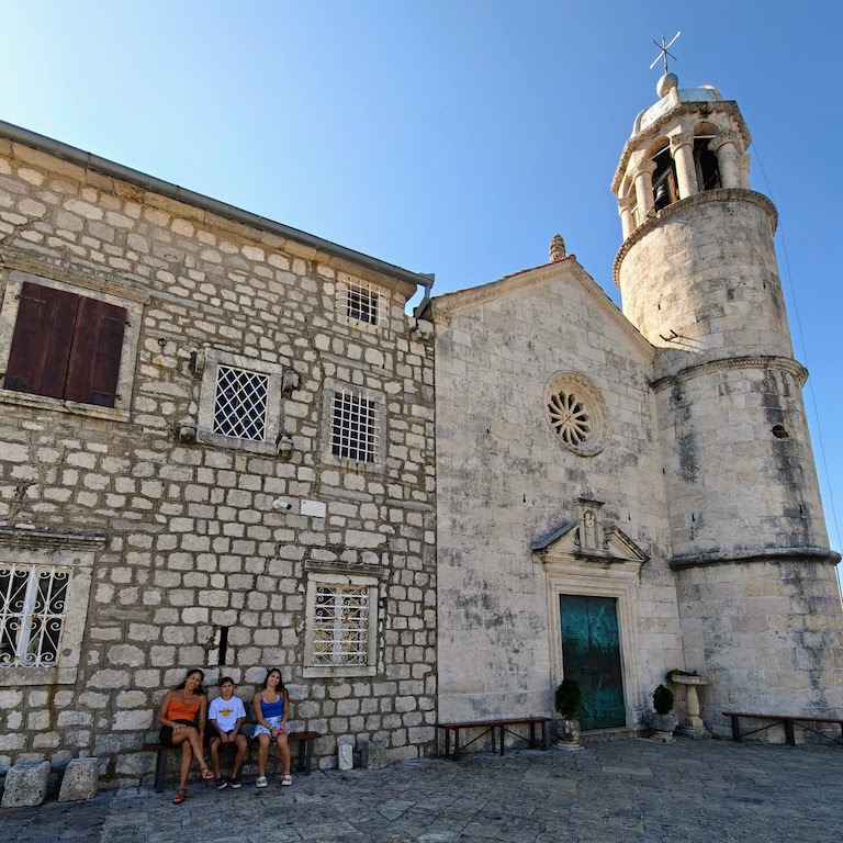 Igreja em ilha artificial Nossa Senhora das Rochas Montenegro