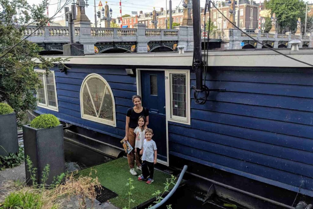 Casa-barco em Amsterdam com crianças