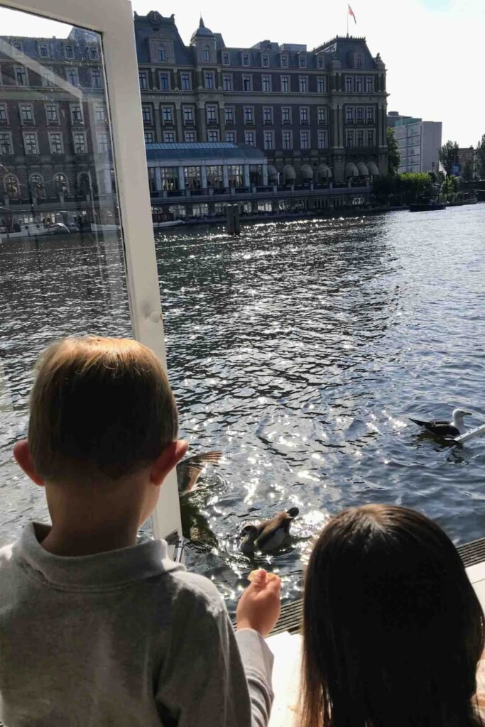 Casa-barco em Amsterdam com crianças