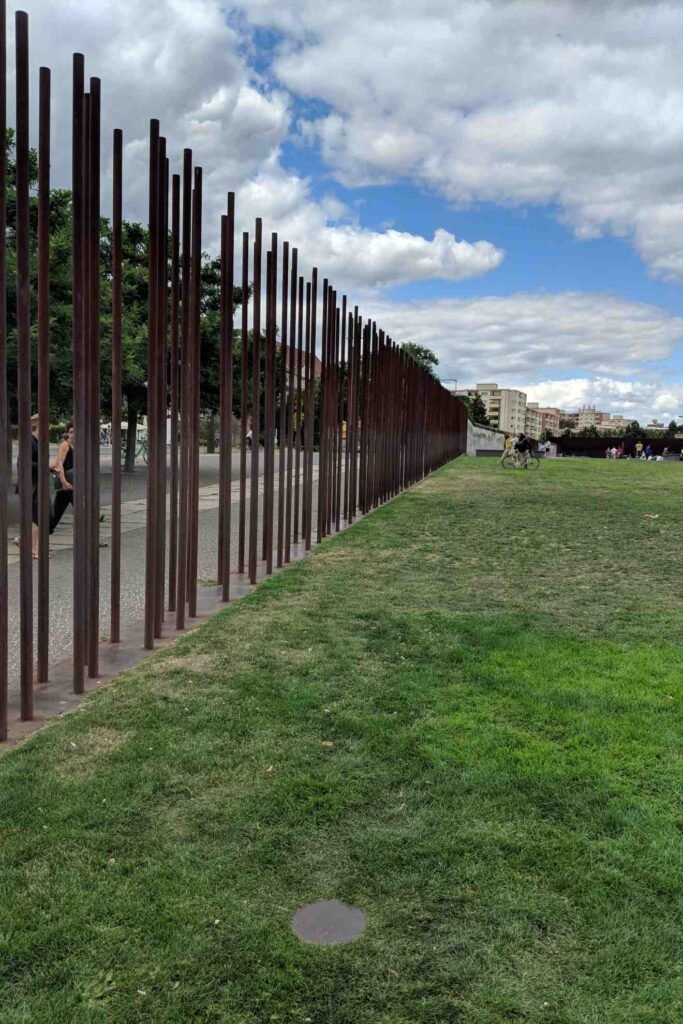Vigas de ferro onde passava o muro de Berlim