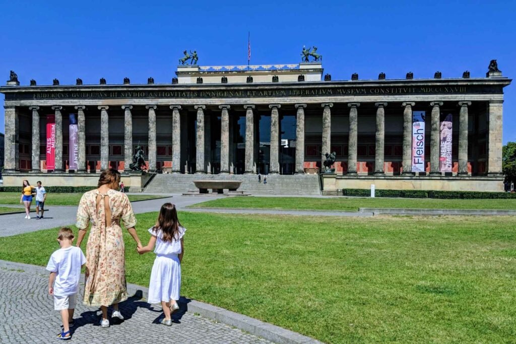 Família em frente ao Altes Museu em Berlim